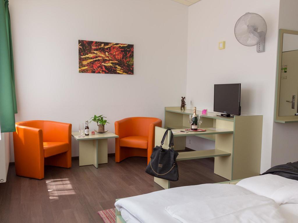 Winrooms "Hotel&Appartement" Wiener Neustadt Bagian luar foto