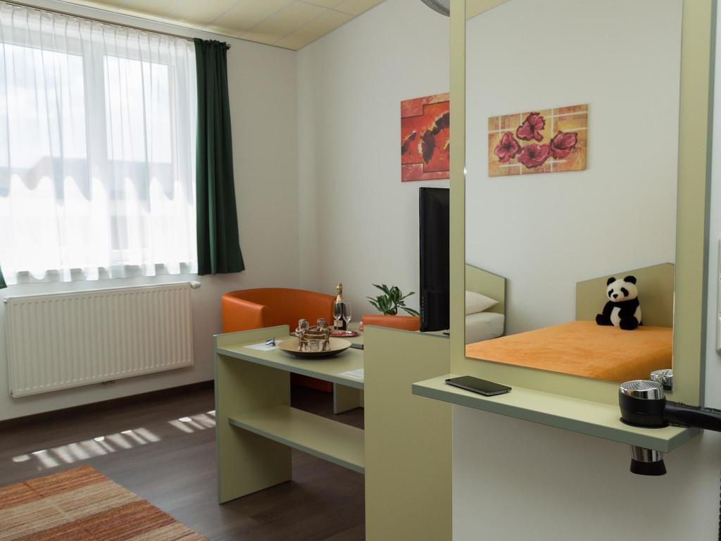 Winrooms "Hotel&Appartement" Wiener Neustadt Bagian luar foto